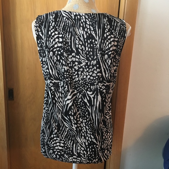 🌹3/$25🌹Chico’s Black and White Ruffle Tank, sz 1 - Picture 3 of 5